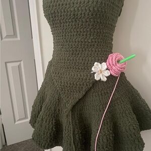 Elegant Strapless Green Dress with Floral Accent